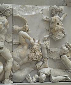 Pergamonaltar, Ostfries - Ausschnitt: Artemis im Kampf mit den Giganten