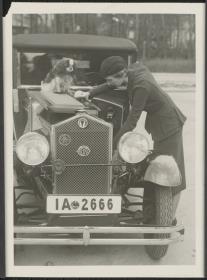 Frau beim Reparieren ihres Autos