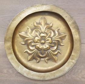 Omphalos-Schüssel mit Rosette und fünf radialen Lilien