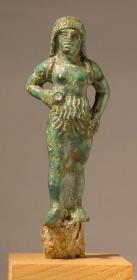 Etruskische Statuette der Venus mit vorgesetztem r. Fuße, l. Hand an der Hüfte, r. auf der Brust mit Blume, mit schöner Patina vollkommen erhalten