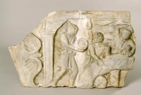 Fragment eines Sarkophagdeckels