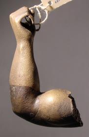 Fragment: männlicher rechter Arm mit geballter Faust, wohl von einer vermutlich frühklassischen Statuette des Herakles oder Zeus