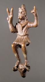 Römische Statuette eines sitzenden Mannes in kurzem Chiton mit phrygischer Mütze: Sabazius