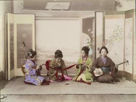 Interieurszene: 4 Frauen beim Konkonchiki-Spiel