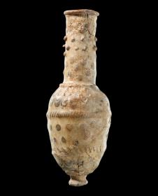 Glasflasche mit hohem schlanken Hals und Knopffuß