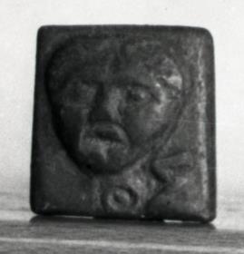 Kleines Gewicht; in Relief Gorgoneion und die griechischen Buchstaben ΘΣ