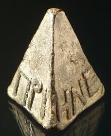 Gewicht von Priene in Gestalt einer dreiseitigen Pyramide mit griechischer Inschrift ΠΡΙ/ΗΝΕ/ΩΝ in erhabenen Buchstaben