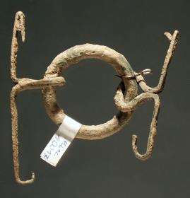 Ring mit zwei Haken
