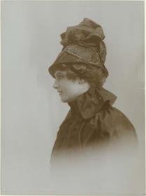 Frau mit Hut von V. Altmann