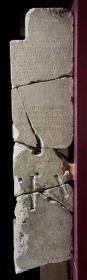 Türpfosten eines unbekannten Gebäudes mit Orakelinschrift