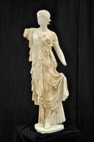 Mädchenfigur in archaistischem Stil: sog. Tänzerin (Gerät- oder Leuchterträgerin)