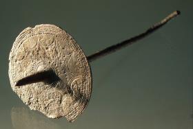 "Kerzenträger (Scheibe mit graffiertem Rande und Dorn; Stiel unten gebogen zum Halten in der Hand)"; eine große Gewandnadel