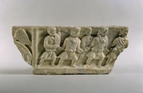 Fragment eines Sarkophagdeckels