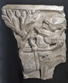 Fragment eines Sarkophag-Deckels