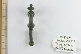 Fibel mit umgeschlagenem Fuß