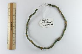 Kette aus Glasperlen