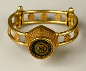 Armreif mit Monogrammkapsel