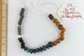 Kette aus Glasperlen, Silberspiralen und Bronzespirale