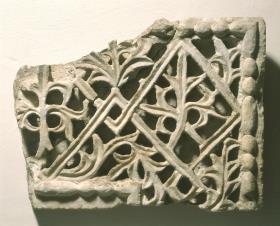 Platte des Unterbaues eines Altars (Stipes), Fragment