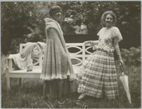 Frauen in Kleidern mit Stoffen der Deutschen Werkstätten