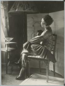 Frau in Pyjama von Modenwerkstatt Sonja Erich, Berlin