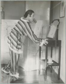 Frau in Pyjama von Modenwerkstatt Sonja Erich, Berlin
