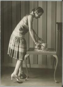 Frau in Kleid von Modenwerkstatt Sonja Erich, Berlin