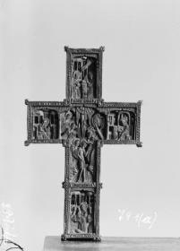 Kreuz mit geschnitzten christlichen Darstellungen