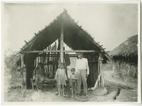 Der Paressi-Häuptling Matthias mit Familie in S. João