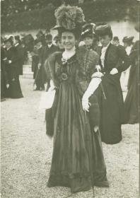 Frau in Kleid auf dem Rennplatz