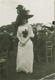 Frau in Kleid auf dem Rennplatz