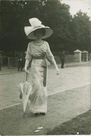 Frau in Kleid auf dem Rennplatz