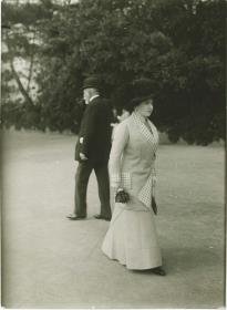 Frau in Kostüm auf dem Rennplatz