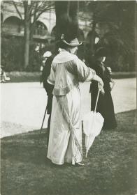 Frau in Kleid auf dem Rennplatz