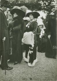 Frauen in Kleidern auf dem Rennplatz