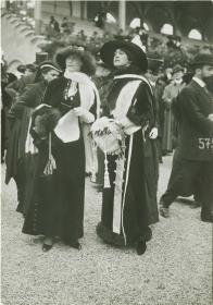 Frauen in Mänteln auf dem Rennplatz