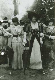 Frauen in Kleidern auf dem Rennplatz