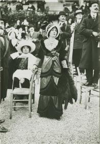 Frauen in Kleidern auf dem Rennplatz