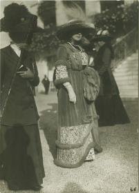 Frauen in Kleidern auf dem Rennplatz