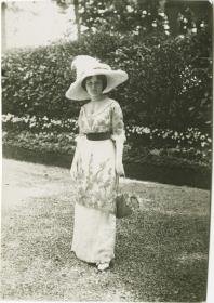 Frau in Kleid auf dem Rennplatz