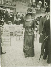 Frau in Kleid auf dem Rennplatz