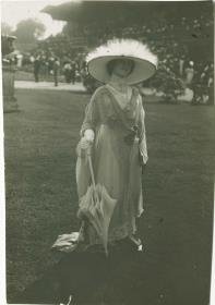 Frau in Kleid auf dem Rennplatz