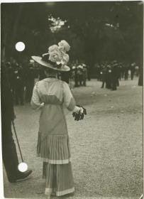 Frau in Kleid auf dem Rennplatz