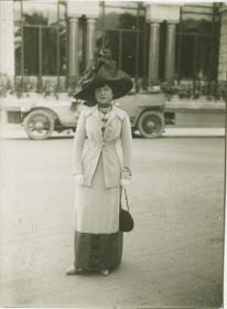 Frau in Kleid von Paquin auf dem Rennplatz