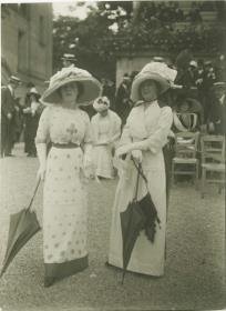 Frauen in Kleidern auf dem Rennplatz