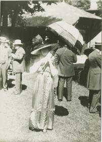 Frau in Kleid auf dem Rennplatz