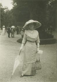 Frau in Kleid auf dem Rennplatz