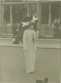 Frau in Kostüm auf dem Rennplatz