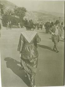 Frau in Kleid auf dem Rennplatz