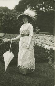 Frau in Kleid auf dem Rennplatz